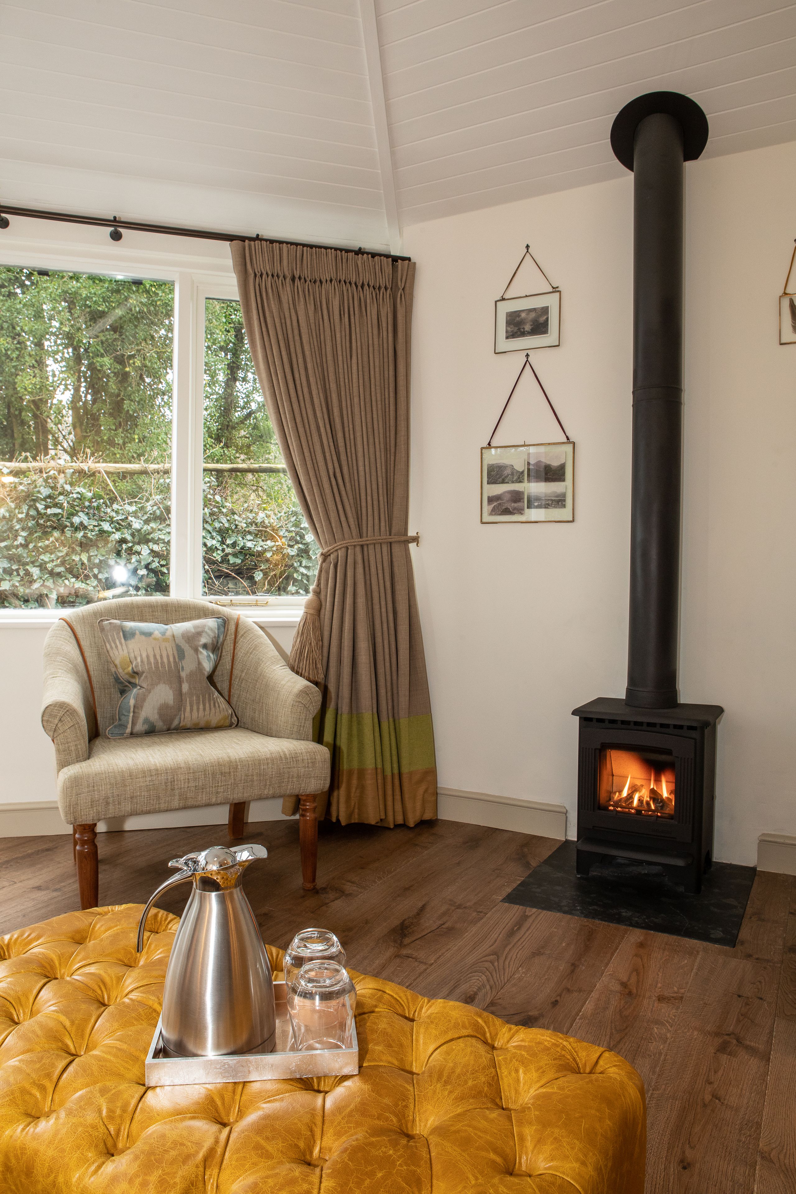 deluxe suite, 1 king bed, hot tub | living area | 32-inch led tv with satellite channels, tv