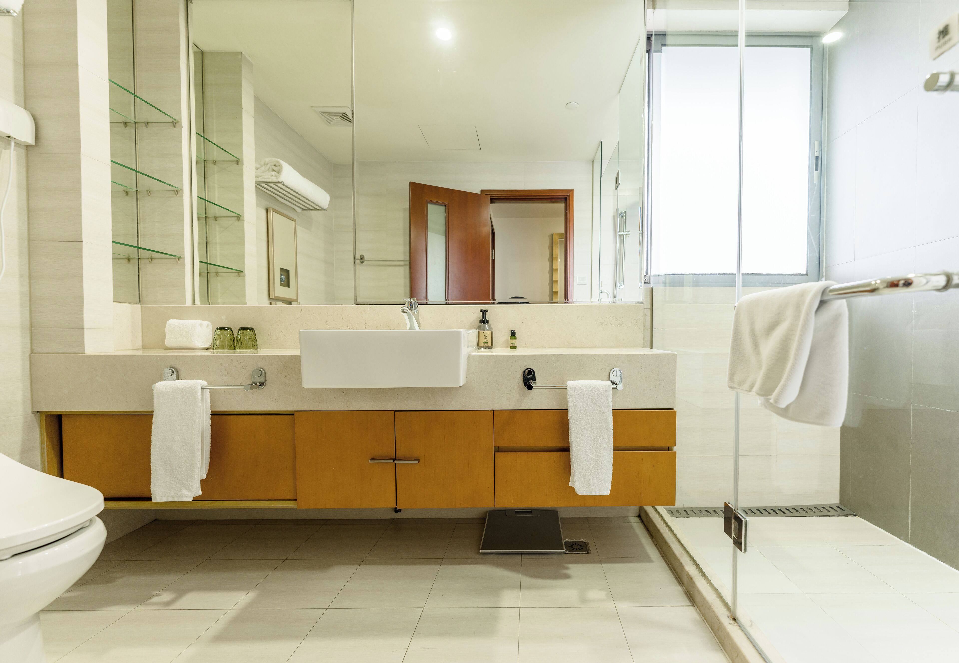 Executive Room | Bathroom | Shower, rainfall showerhead, free toiletries, hair dryer