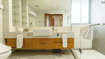 Executive Room | Bathroom | Shower, rainfall showerhead, free toiletries, hair dryer