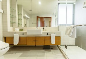 Executive kamer | Badkamer | Een douche, een regendouche, gratis toiletartikelen, een haardroger