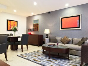 Quarto executivo | Edredons de pluma, cofres nos quartos, ferros/tábuas de passar roupa