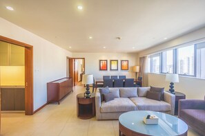 Chambre Exécutive, 2 chambres | Coin séjour | Télévision LED, lecteur de DVD, livres
