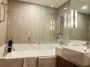  Three bedroom deluxe | Bathroom | Shower, rainfall showerhead, free toiletries, hair dryer - Oakwood Residences Shanghai (Shanghai)