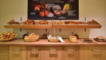 Tägliches großes Frühstück gegen Gebühr