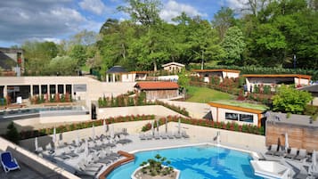 Una piscina cubierta, 2 piscinas al aire libre