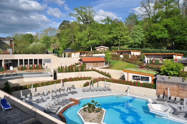 Alberca techada y 2 albercas al aire libre