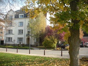 Vista frontal de la propiedad