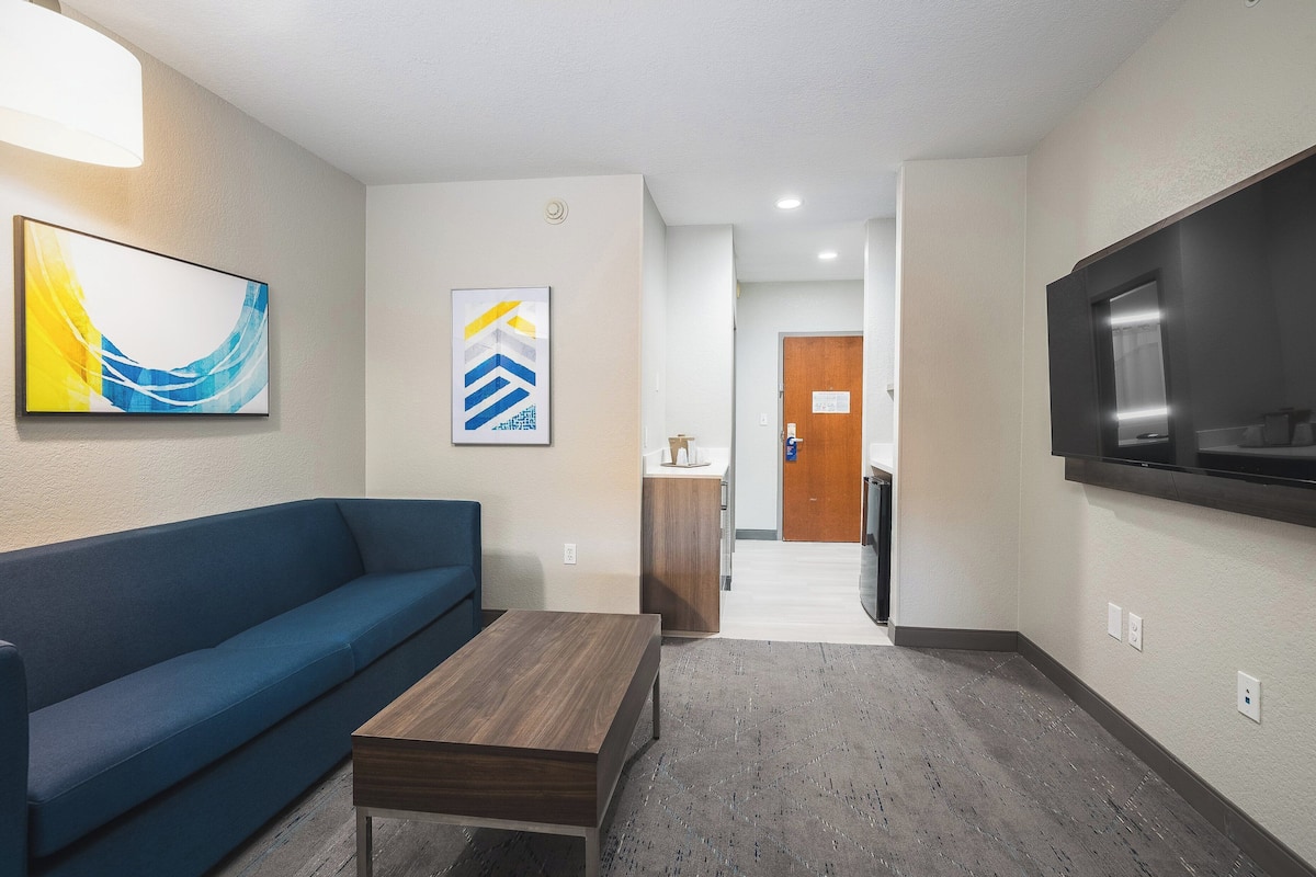 In-room safe, desk, laptop workspace, iron/ironing board