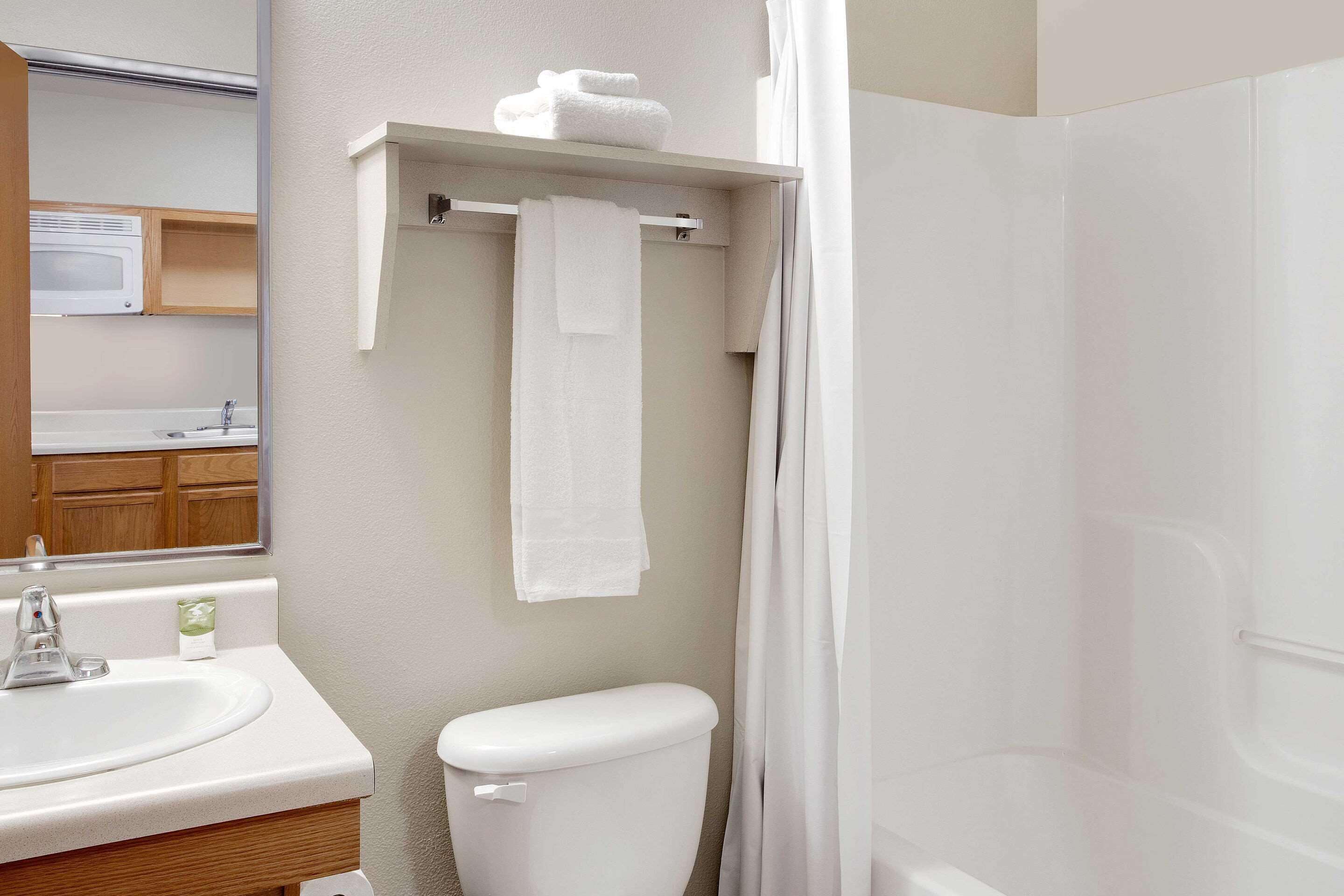 Combined shower/bathtub, towels