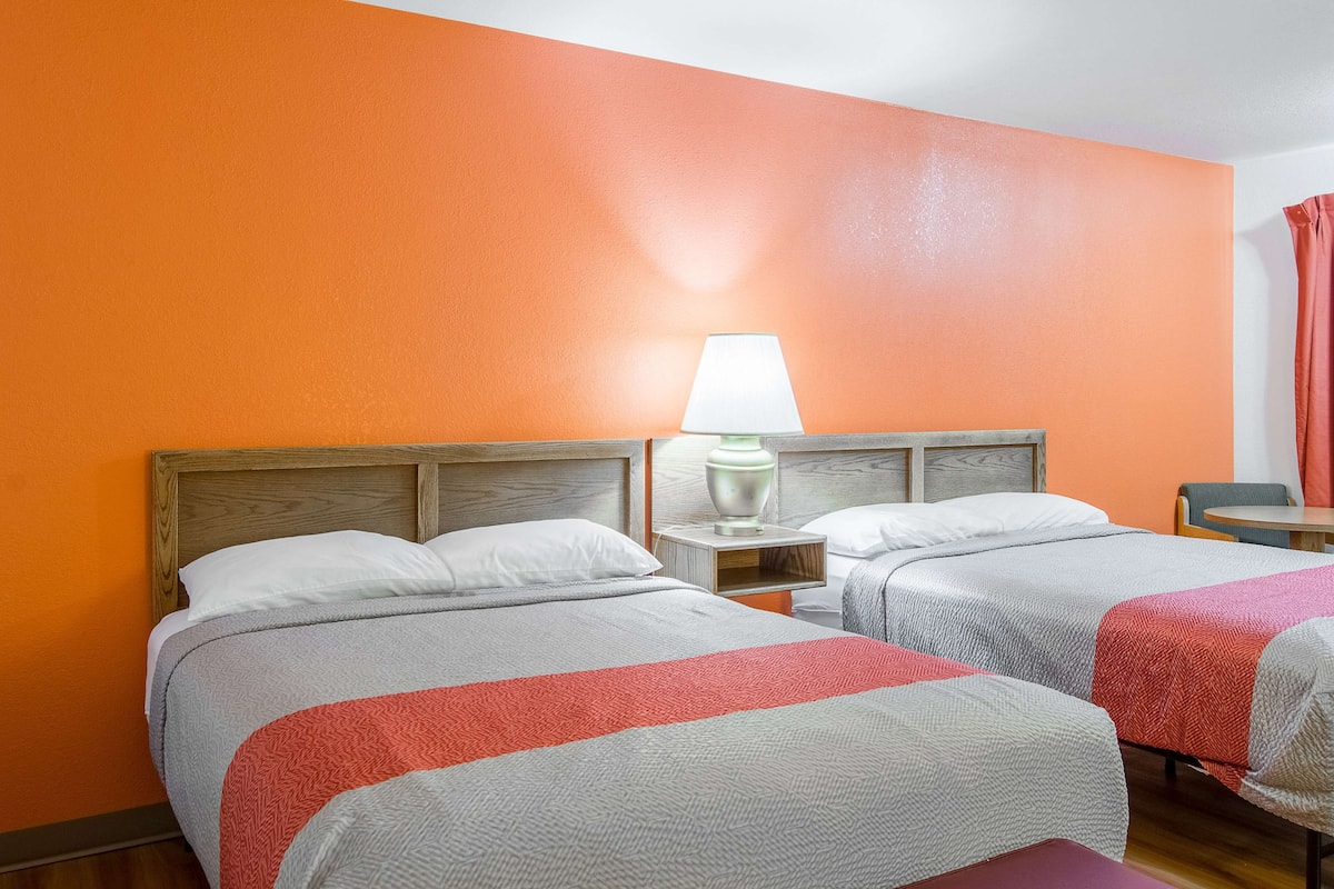 Tabla de planchar con plancha, wifi gratis, ropa de cama y despertador