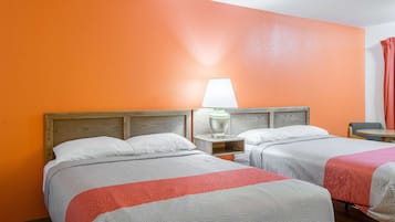 Tabla de planchar con plancha, wifi gratis, ropa de cama y despertador