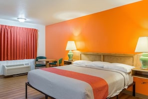 Tabla de planchar con plancha, wifi gratis, ropa de cama y despertador 