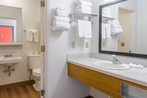 Dusj, hårføner og håndklær