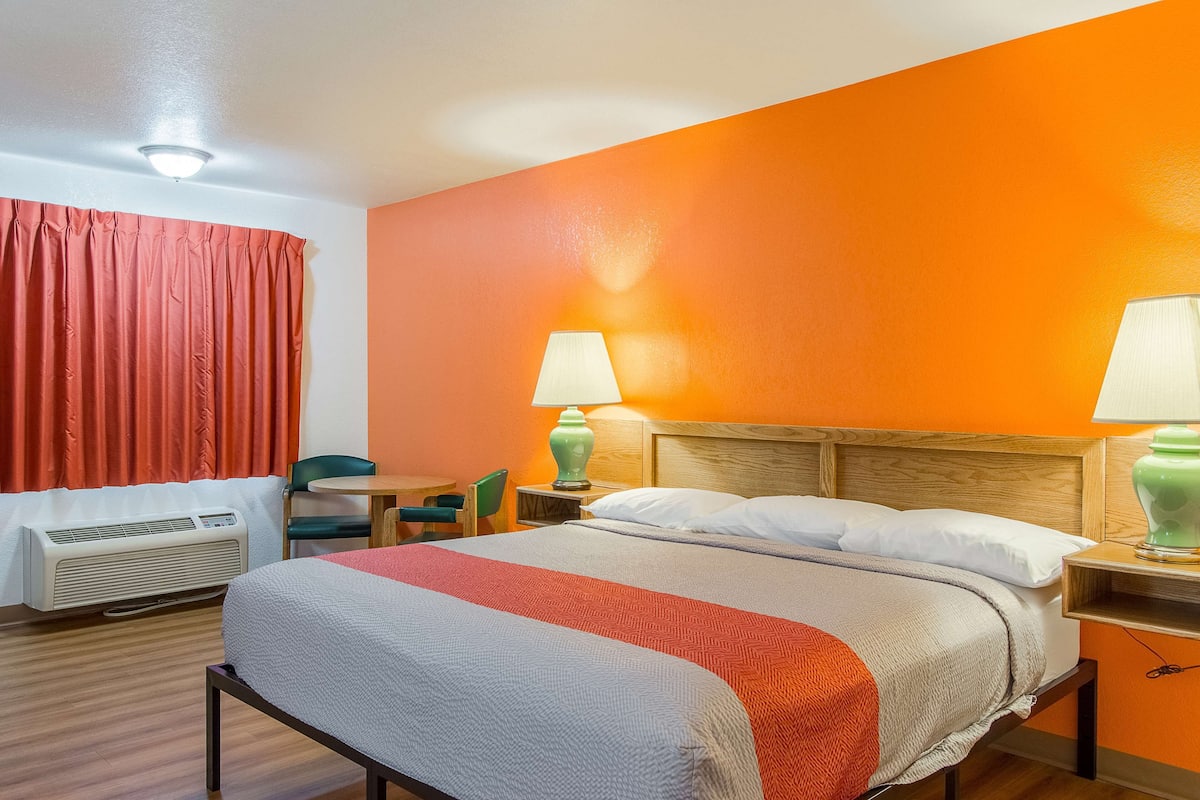Tabla de planchar con plancha, wifi gratis, ropa de cama y despertador