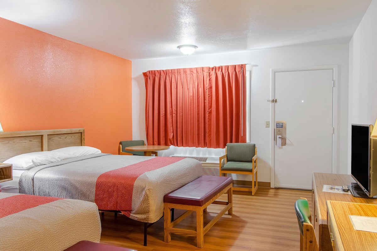 Tabla de planchar con plancha, wifi gratis, ropa de cama y despertador
