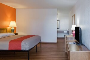 Tabla de planchar con plancha, wifi gratis, ropa de cama y despertador 