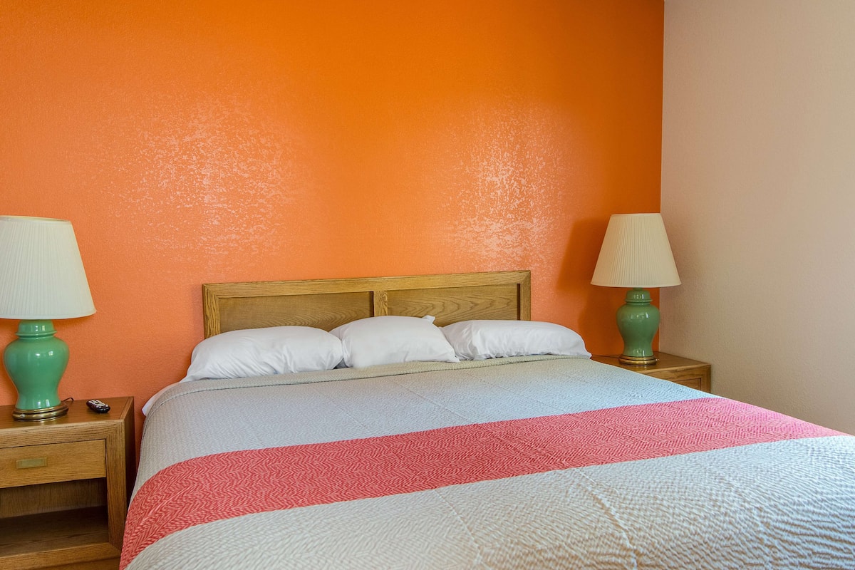 Tabla de planchar con plancha, wifi gratis, ropa de cama y despertador