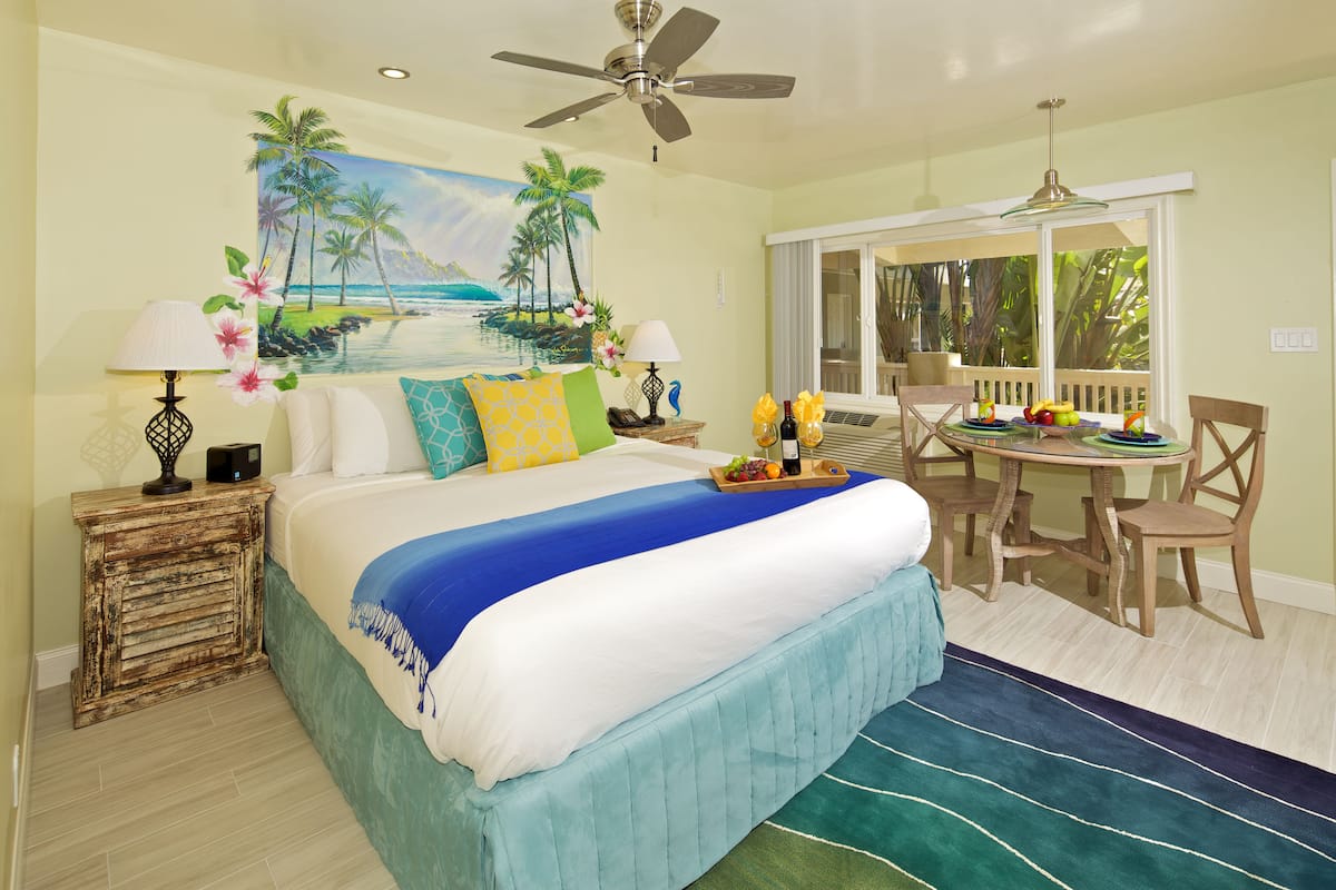 Deluxe Studio, 1 King Bed | Premium bedding, iron/ironing board, free WiFi, bed sheets