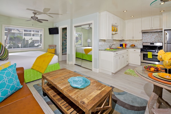 Suite (Deluxe Mini Suite) | Peralatan tempat tidur premium, seterika/papan seterika, Wi-fi percuma