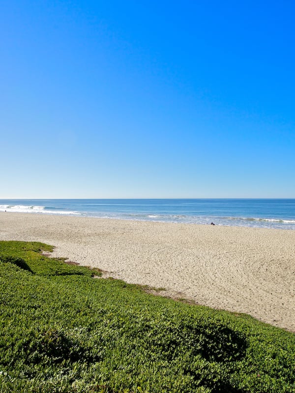 Am Strand, Liegestühle, Sonnenschirme, Strandtücher