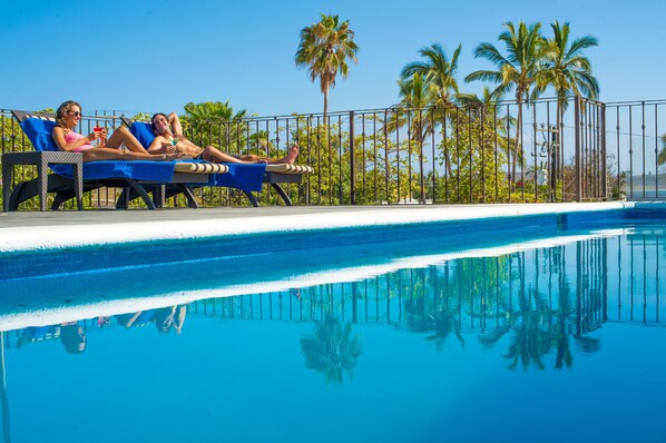 2 utomhuspooler, gratis cabanor och parasoller