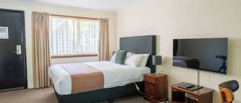 Studio Apartment | Premium bedding, iron/ironing board, WiFi (free), bed sheets