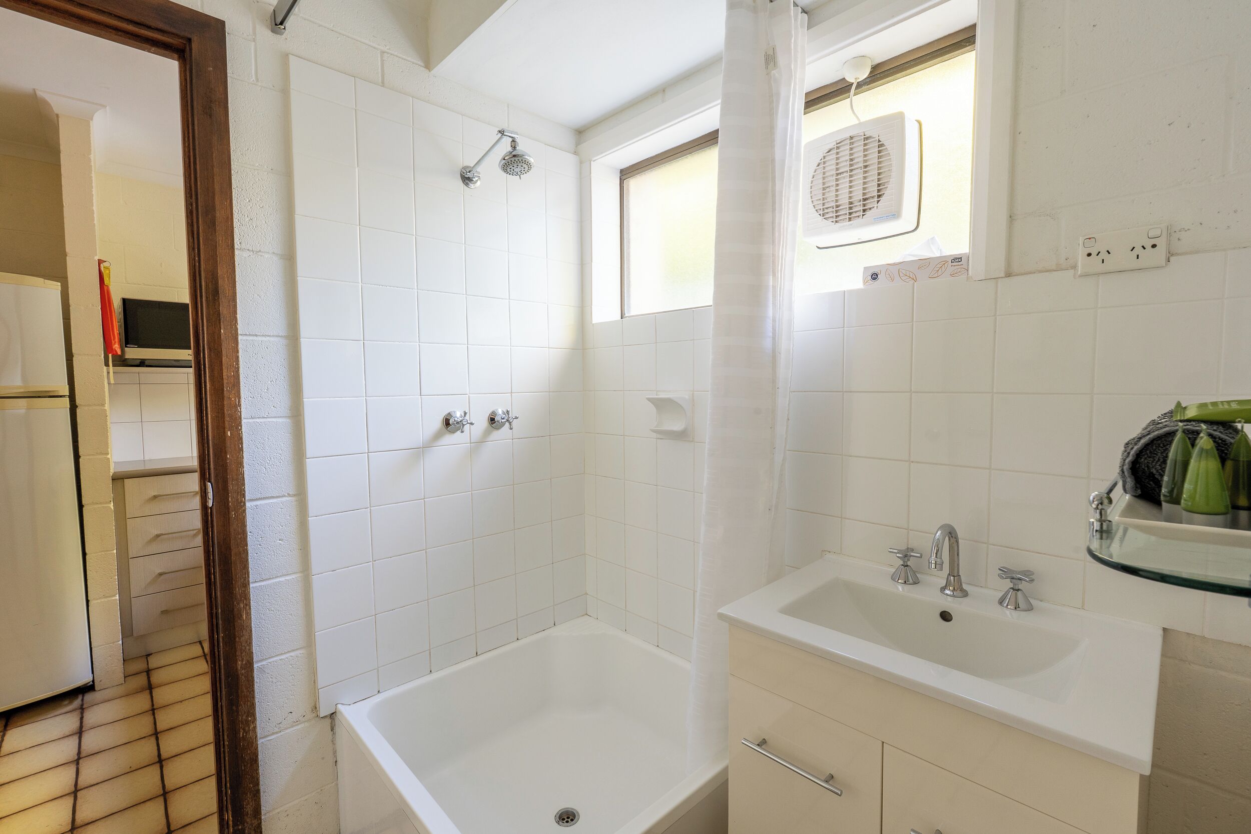 Ein Badezimmer mit Badewanne, Dusche, Waschbecken und einem Fenster.