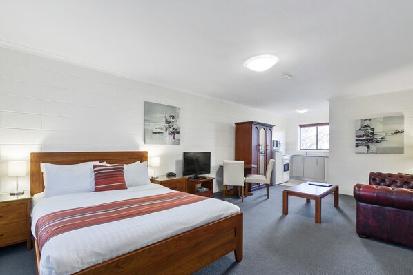 Premium bedding, iron/ironing board, free WiFi, bed sheets - Grosvenor Court Apartments Hobart (Sandy Bay)