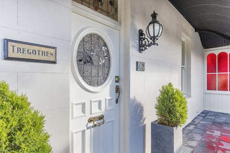 Three Bedroom House (Grosvenor Street) | Premium bedding, iron/ironing board, free WiFi, bed sheets