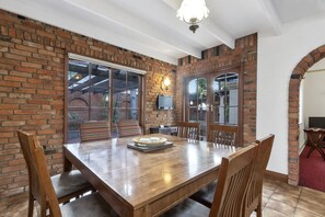 Three Bedroom House (Grosvenor Street)