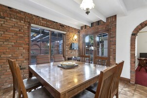 Three Bedroom House (Grosvenor Street) | Premium bedding, iron/ironing board, free WiFi, bed sheets