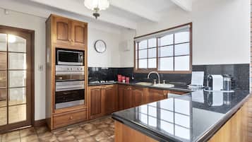 Maison, 3 chambres | Cuisine privée | Réfrigérateur, micro-ondes, four, plaque de cuisson