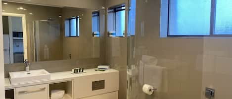 Standard-Apartment, 2 Schlafzimmer | Badezimmer | Kostenlose Toilettenartikel, Haartrockner, Handtücher, Seife