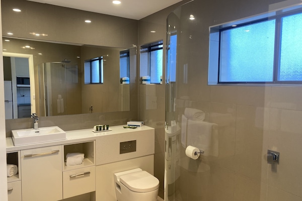 2 Bedroom 2 Queen Apartment | Bathroom | Free toiletries, hair dryer, towels, soap