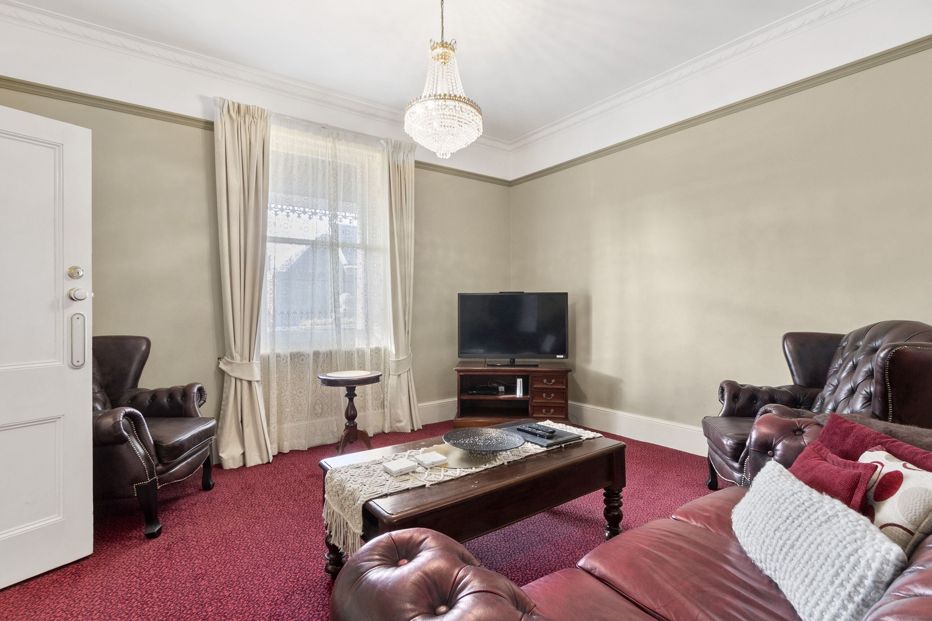 Casa, 3 habitaciones | Área de sala de estar | Smart TV de 42 pulgadas con canales por cable 