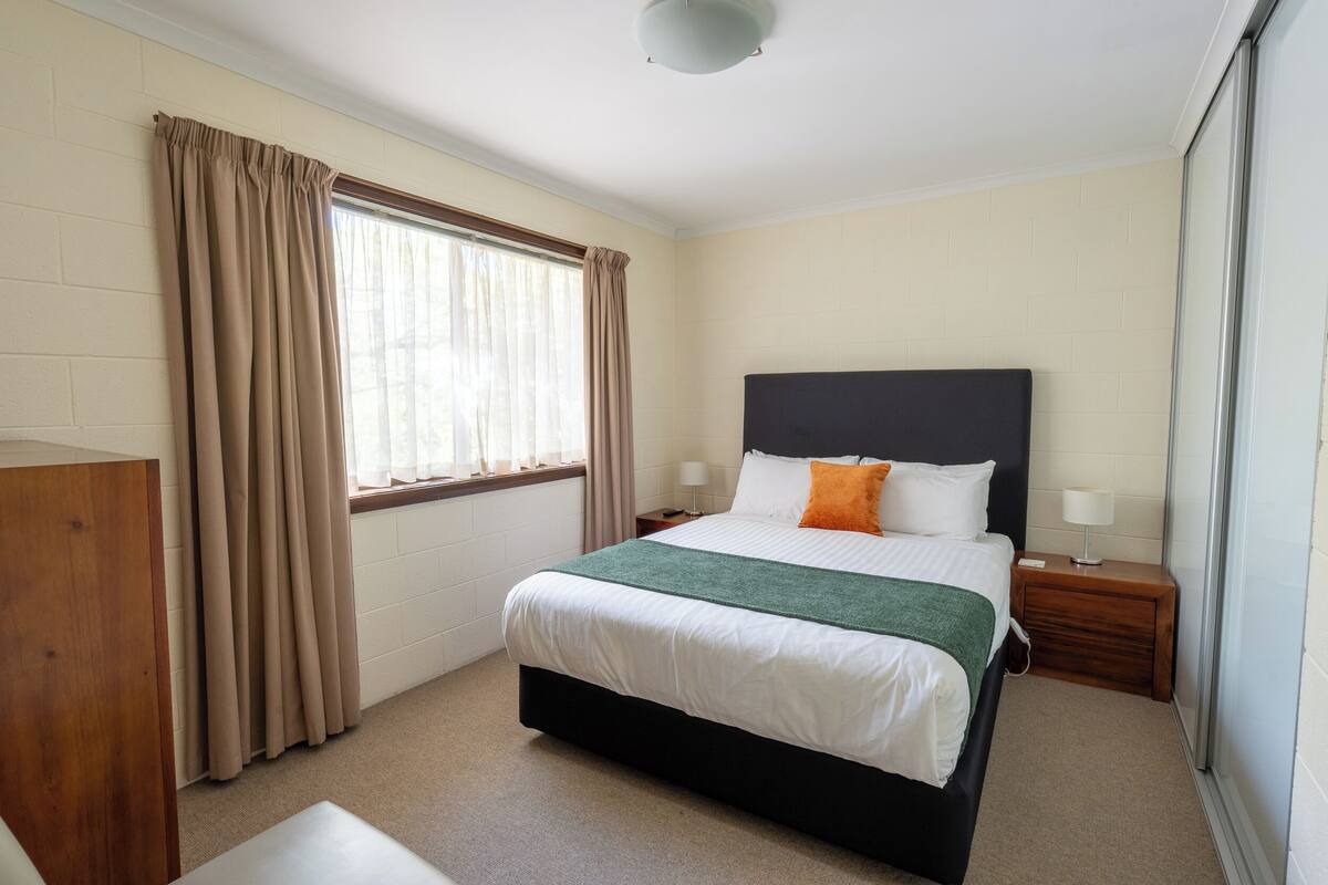 Apartamento estándar, 2 habitaciones | Ropa de cama de alta calidad, tabla de planchar con plancha, wifi gratis