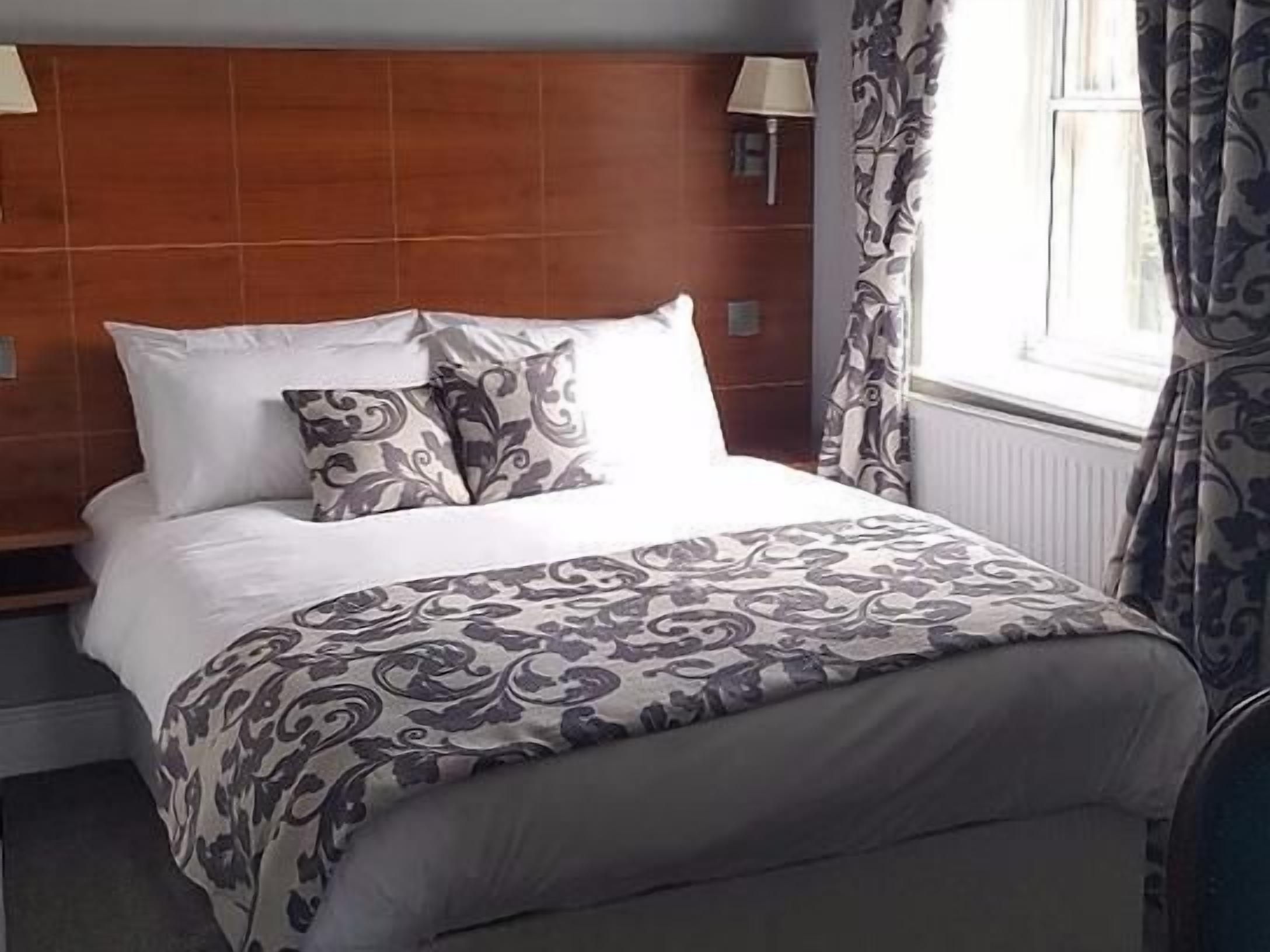 double room, 1 king bed, ensuite (bath and shower) | desk, iron/ironing board, free wifi, bed sheets