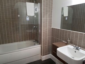 Kostenlose Toilettenartikel, Handtücher, Seife, Shampoo