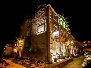 Fassade der Unterkunft – Abend/Nacht