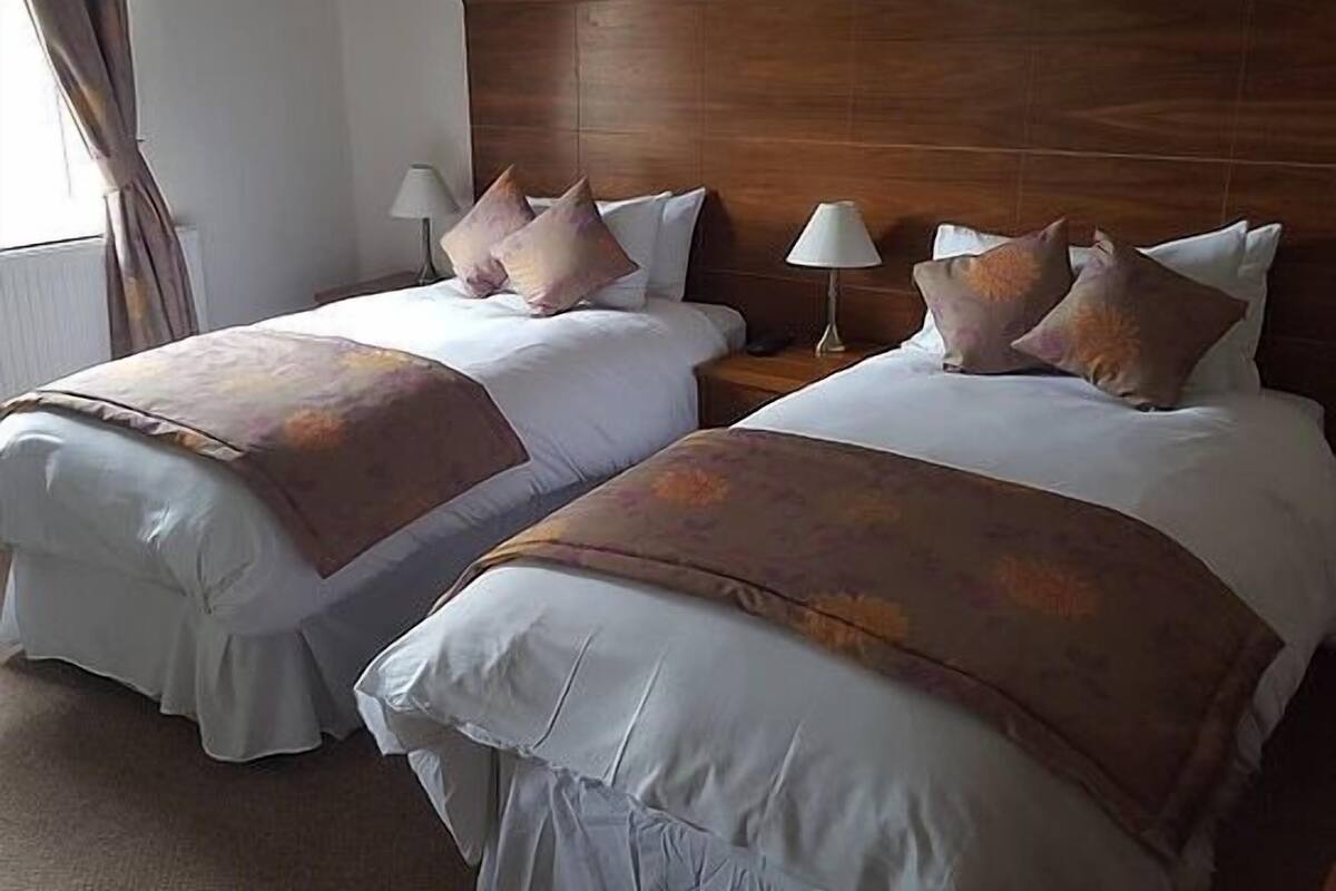 ห้องดับเบิลหรือทวิน, ห้องน้ำในตัว (Bath and Shower) | โต๊ะทำงาน, เตารีด/โต๊ะรีดผ้า, Wi-Fi ฟรี, ผ้าปูที่นอน