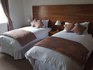 Doppel- oder Zweibettzimmer, mit Bad (Bath and Shower) | 1 Schlafzimmer, Schreibtisch, Bügeleisen/Bügelbrett, kostenloses WLAN