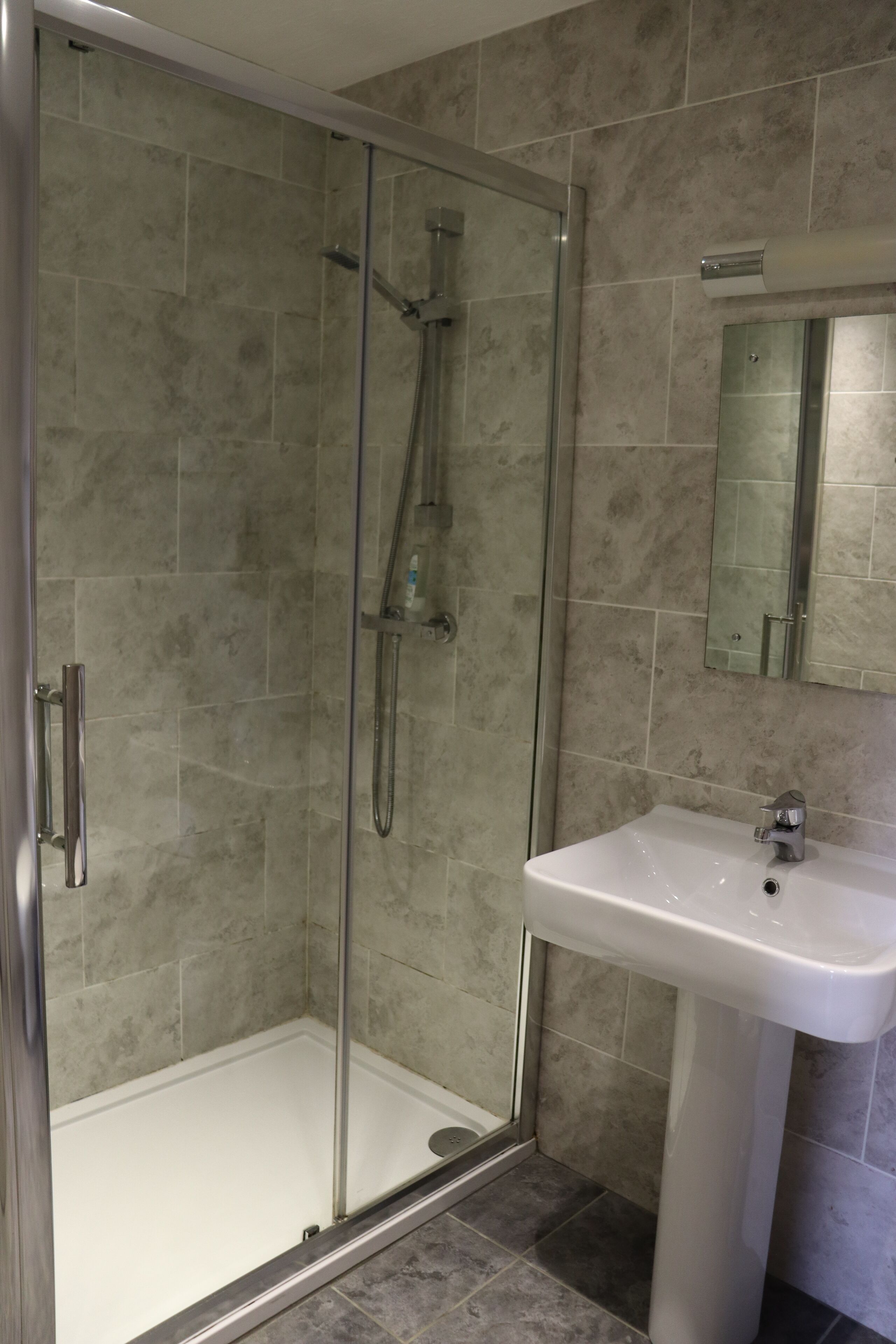 standard double room | bathroom | free toiletries, hair dryer, towels, soap