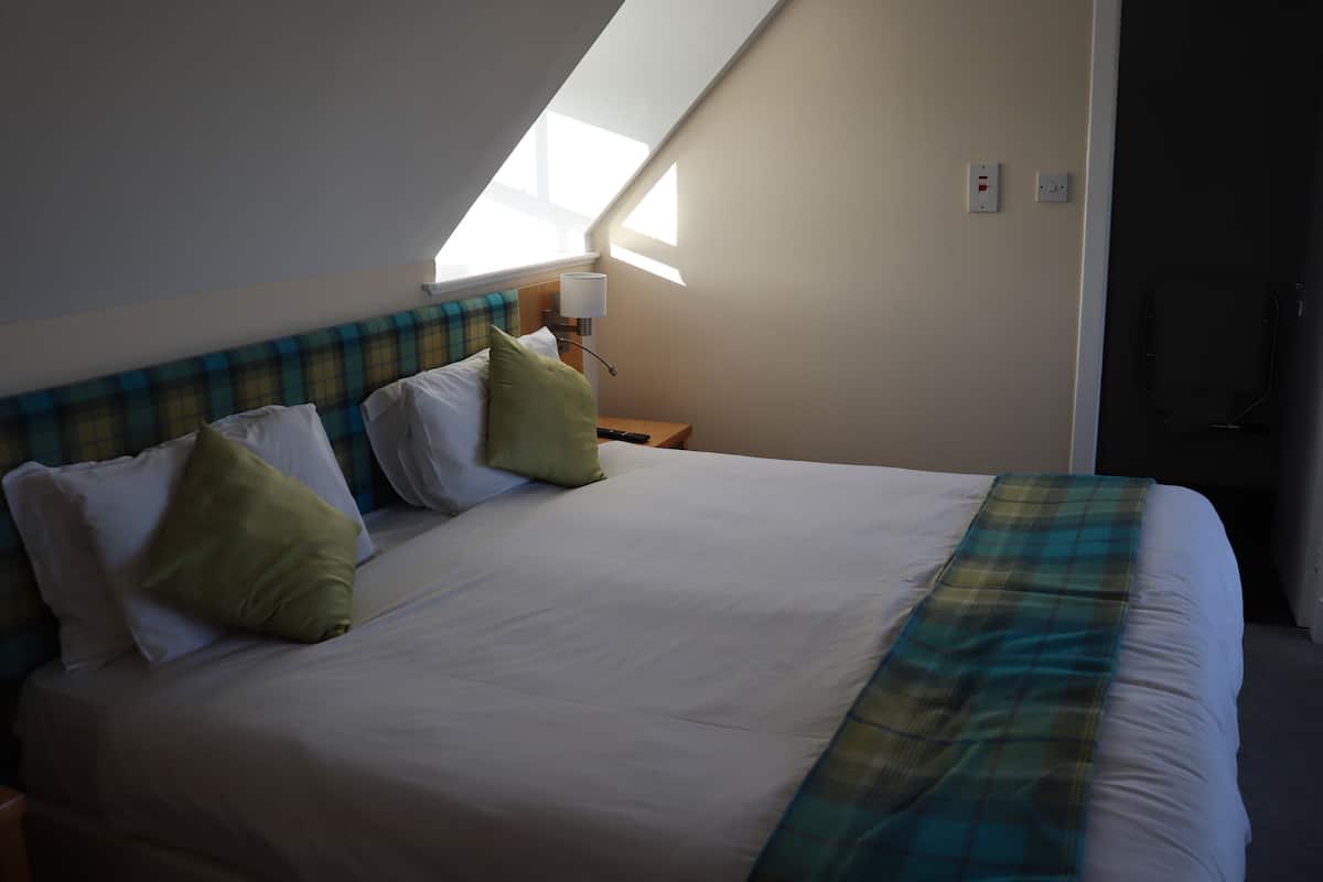 junior room | premium bedding, individually decorated, individually furnished, desk