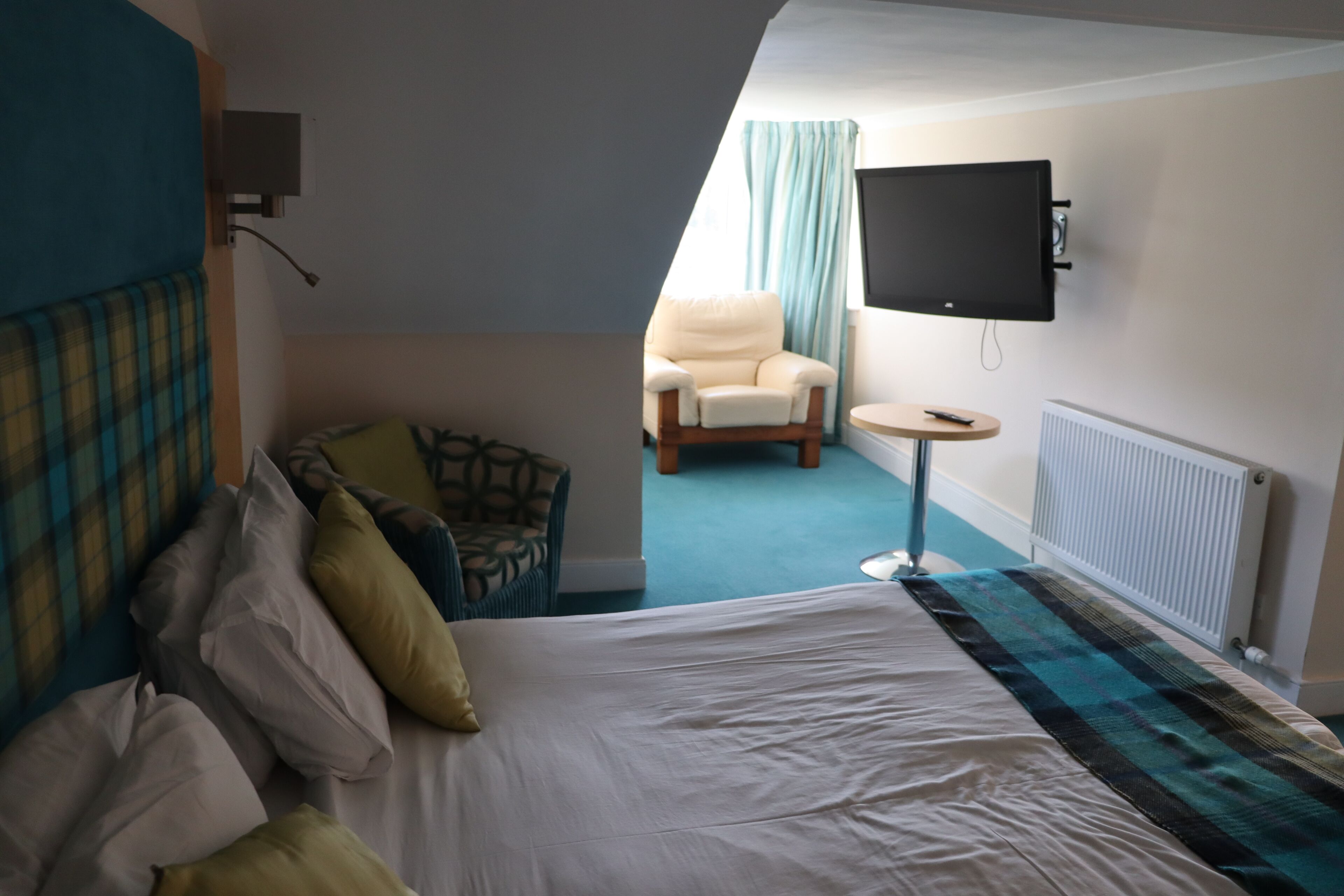 junior double room | premium bedding, individually decorated, individually furnished, desk