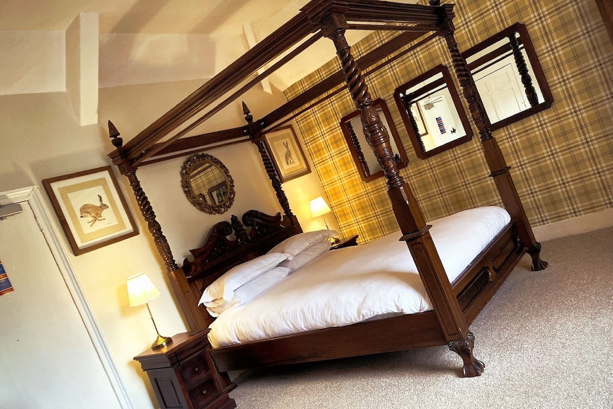 Chambre Double Supérieure, salle de bains attenante (Four Poster) | 1 chambre, literie de qualité supérieure, fer et planche à repasser