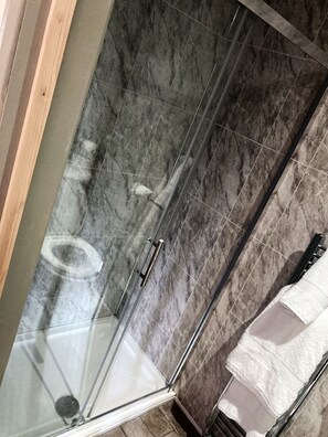 Standard Double Room, Ensuite | Bathroom - Inn For All Seasons (Burford)