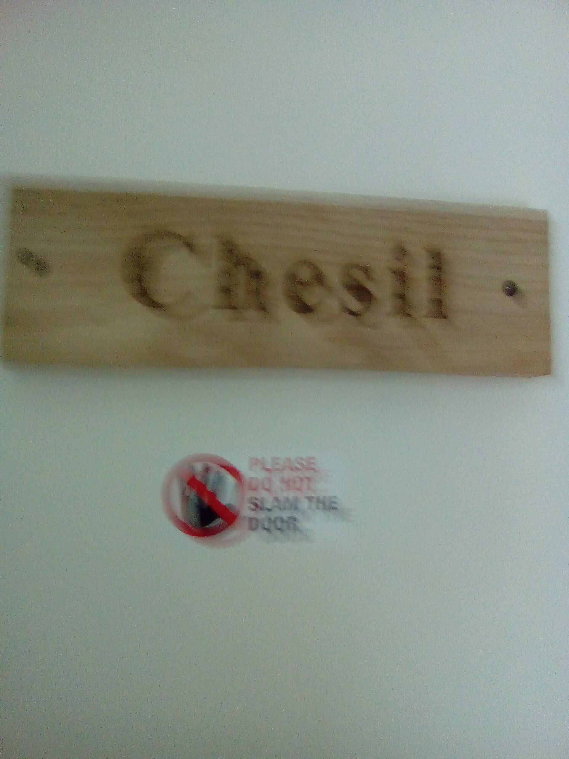Ein hölzernes Schild mit dem eingravierten Namen Chesil.