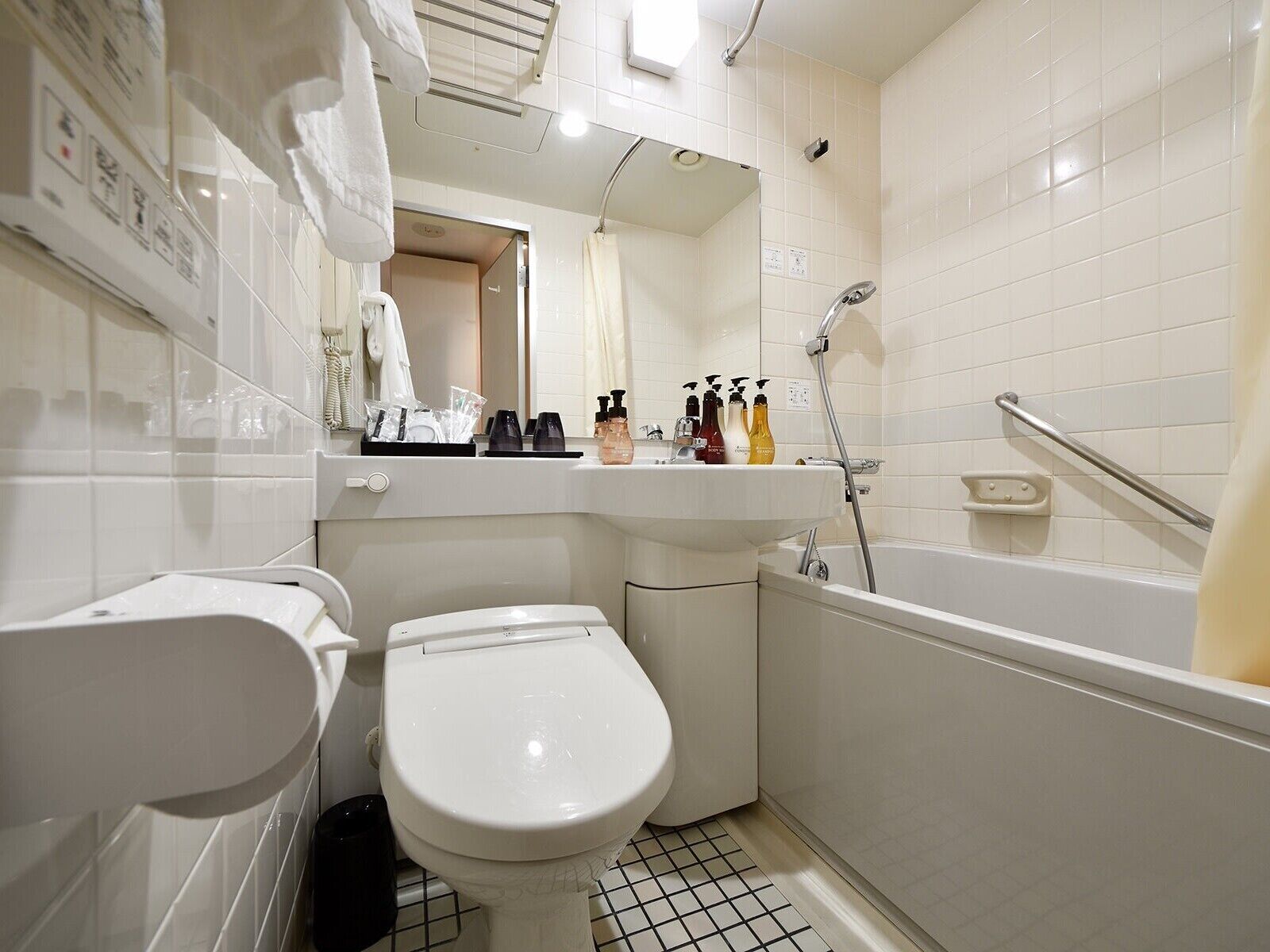 Un baño pequeño y moderno con inodoro, lavamanos y bañera.