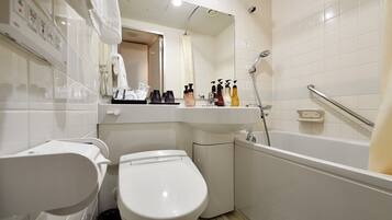 Un baño pequeño y moderno con inodoro, lavamanos y bañera.