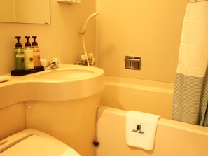 Ducha y bañera combinadas y artículos de higiene personal gratuitos